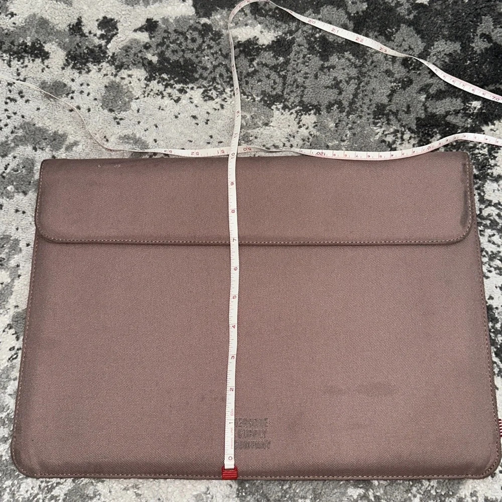 Herschel 15 in soft laptop sleeve in light pink rose